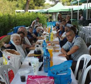 Els nostres residents disfruten de la paella popular de la Festa Major del Prat de Llobregat